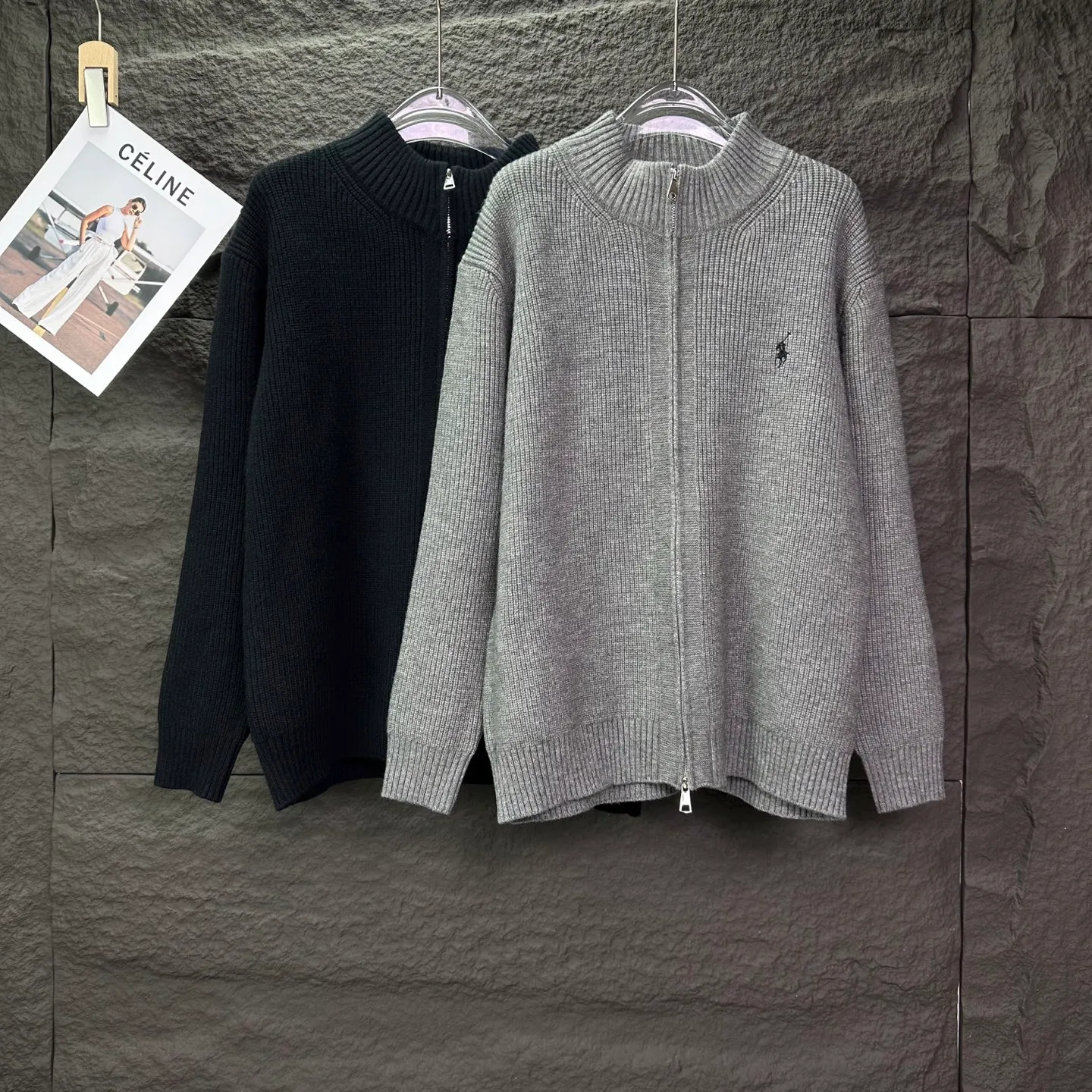 P340 Ralph Lauren 2025 new classic embroidered logo couple style zipper knitted sweater 🔥High version🔥High version🔥 The fabric is made of 32-count cotton yarn blended material, which is skin-friendly and does not stick to the body. It does not cause pilling. It feels very soft and super comfortable. It is fashionable and personalized. It is a super versatile and beautiful knitted sweater. It is very suitable for both men and women. It is a must-have for everyone. Packaging, tag, collar label, washed wheat, complete👍 Color: black, gray Size: M-2XL